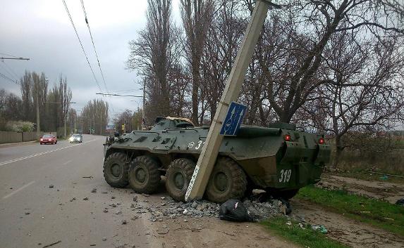 БТР врезался в столб в районе Перевального